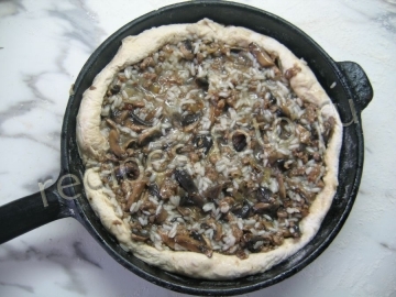 Кулебяка с мясом и грибами