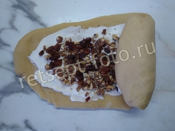 Кулич "Синнабон" на Пасху с орехами и изюмом