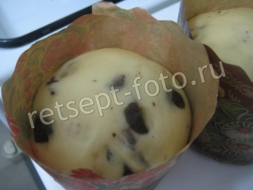 Кулич с кусочками шоколада