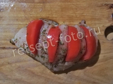Куриная грудка с помидором и сыром в духовке