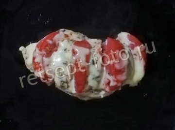 Куриная грудка с помидором и сыром в духовке