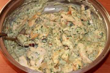 Куриная грудка тушеная в молочном соусе