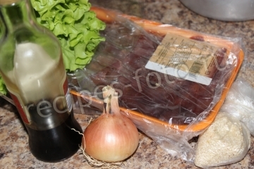 Теплый салат из куриной печени с луком