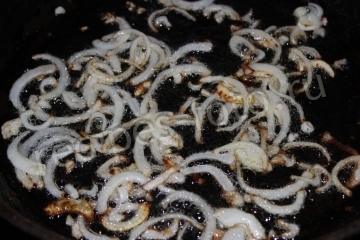 Теплый салат из куриной печени с луком