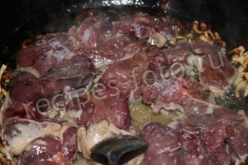 Теплый салат из куриной печени с луком