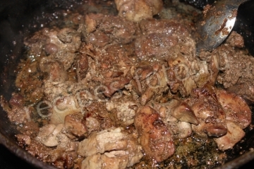 Теплый салат из куриной печени с луком