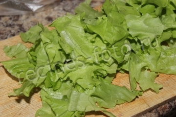 Теплый салат из куриной печени с луком