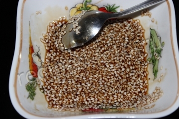 Теплый салат из куриной печени с луком