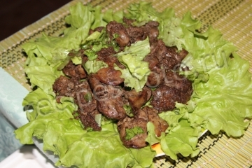 Теплый салат из куриной печени с луком