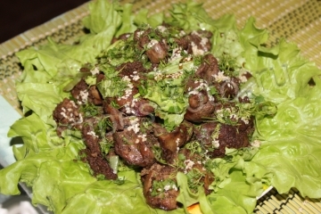 Теплый салат из куриной печени с луком