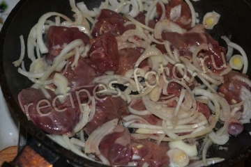 Куриная печень тушенная на сковороде с овощами