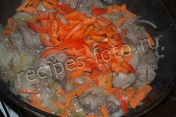 Куриная печень тушенная на сковороде с овощами