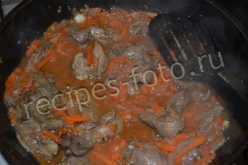 Куриная печень тушенная на сковороде с овощами