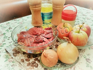 Куриная печень с яблоками и луком