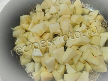 Куриная печень с яблоками и луком