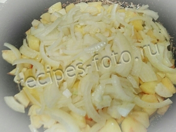 Куриная печень с яблоками и луком