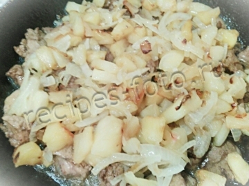 Куриная печень с яблоками и луком