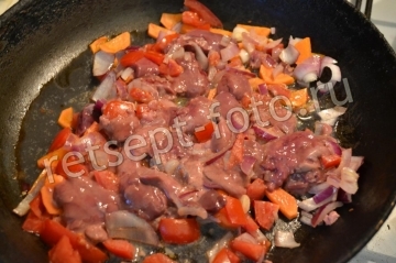 Куриная печень с овощами и сыром в духовке