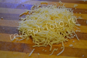 Куриная печень с овощами и сыром в духовке