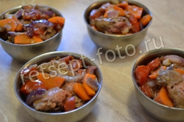 Куриная печень с овощами и сыром в духовке