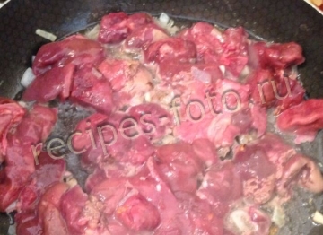 Куриная печень в сметане с сыром и луком