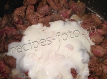 Куриная печень в сметане с сыром и луком