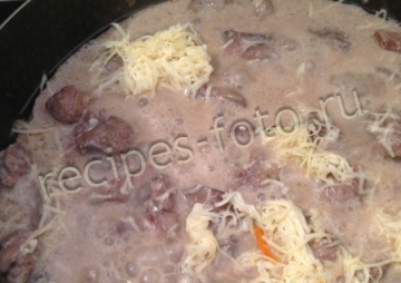 Куриная печень в сметане с сыром и луком