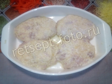 Куриные котлеты с кабачком и овощами в духовке
