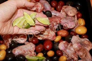 Куриные крылышки с картошкой в духовке