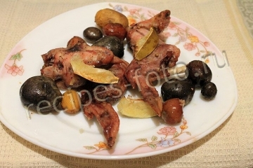 Куриные крылышки с картошкой в духовке