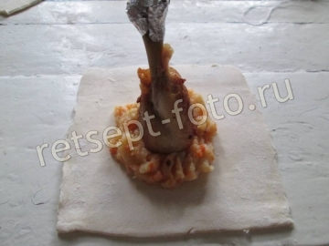 Куриные ножки в мешочке из слоеного теста с овощами