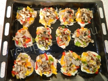 Куриные отбивные с сыром и грибами в духовке