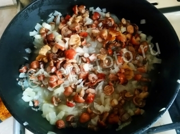 Куриные рулетики с грибами и сыром в сливках в духовке