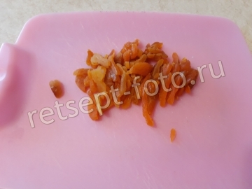 Куриные рулетики с грибами, сыром и курагой в духовке