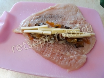 Куриные рулетики с грибами, сыром и курагой в духовке