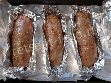 Куриные рулетики с грибами, сыром и курагой в духовке