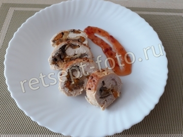 Куриные рулетики с грибами, сыром и курагой в духовке