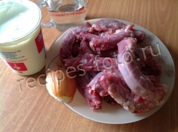 Куриные шейки в мультиварке тушеные в сметане