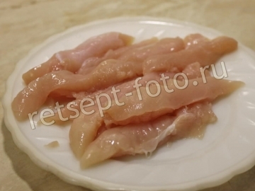 Куриные стрипсы в панировке на сковороде
