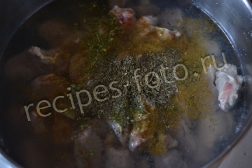 Куриные желудки с картошкой в духовке в горшочках