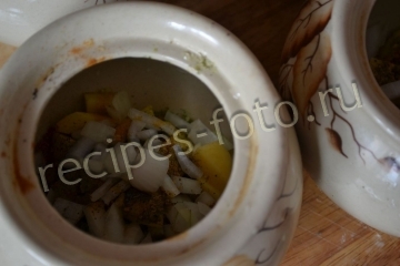 Куриные желудки с картошкой в духовке в горшочках