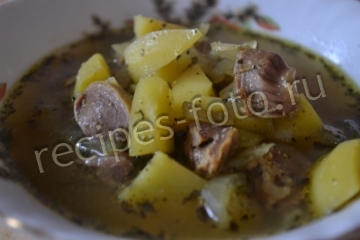 Куриные желудки с картошкой в духовке в горшочках