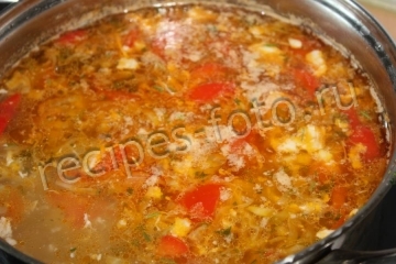 Куриный суп с помидорами и капустой