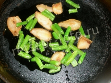 Курица карри с грушей и стручковой фасолью