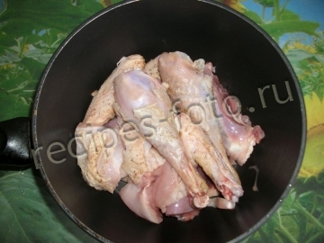 Курица на сковороде в розовом соусе