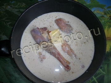 Курица на сковороде в розовом соусе