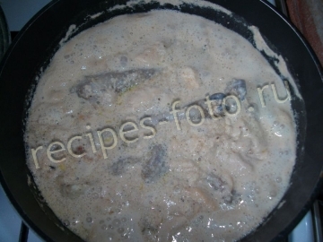 Курица на сковороде в розовом соусе