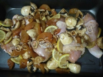 Курица с грибами и курагой в гранатовом соусе