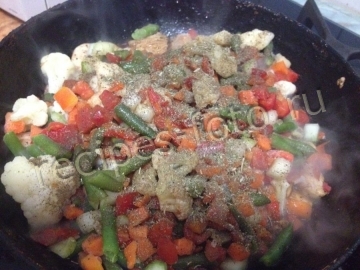 Курица по-китайски с грибами и овощами на сковороде
