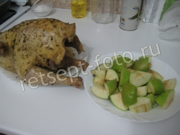 Курица с яблоками и картошкой в духовке
